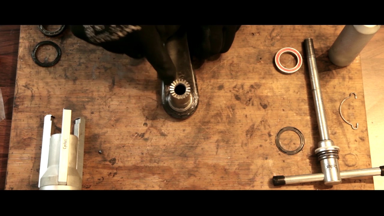 Besser gleich zu Ahmet. Campagnolo Ultra Torque Lager wechseln.