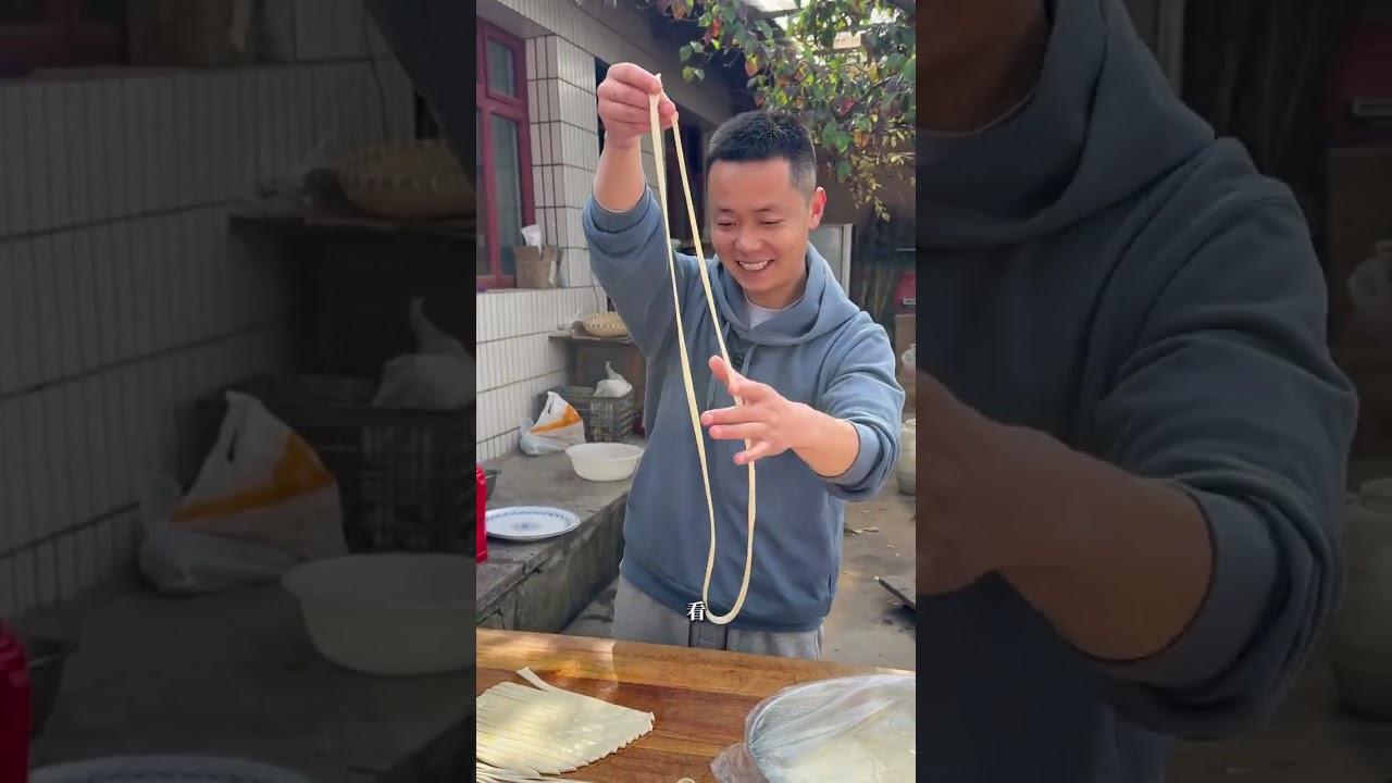 娃娃菜拌面。面条升腾着热气出锅，盖上炒好的浇头，立马就勾起人的食欲，拉条子筋道，炒好的娃娃菜香气四溢，清爽不腻，这样一碗拌面，最家常又最能抚慰人心#美食教程  #农村美食  #甘肃特产  #好食材才