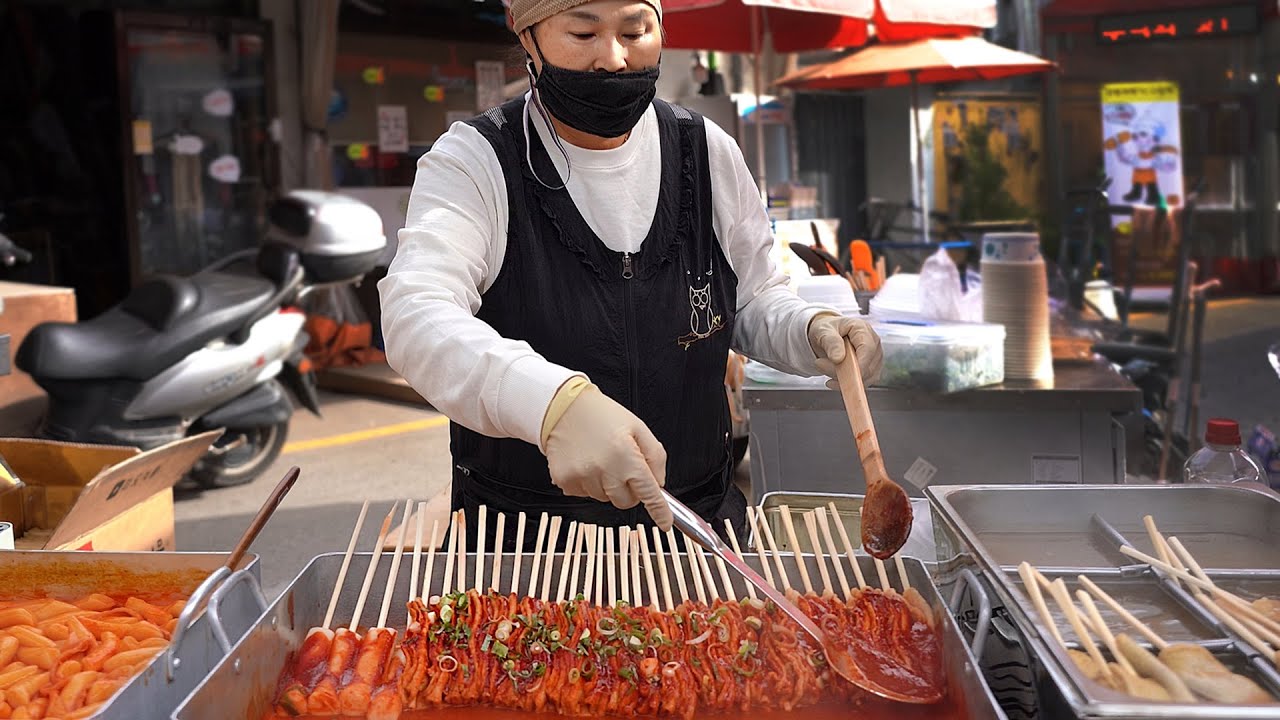 빨간오뎅이 700원으로 올랐다! 그래도 손님 많이 오는 빨간 어묵집┃spicy fish cake, Tteokbokki, Korean street food