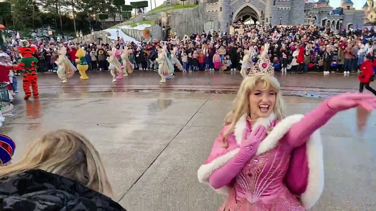 Disneyland Paris  - Mickey et sa parade étincelante de Noël- #christmas #noel #disneyfans #disney