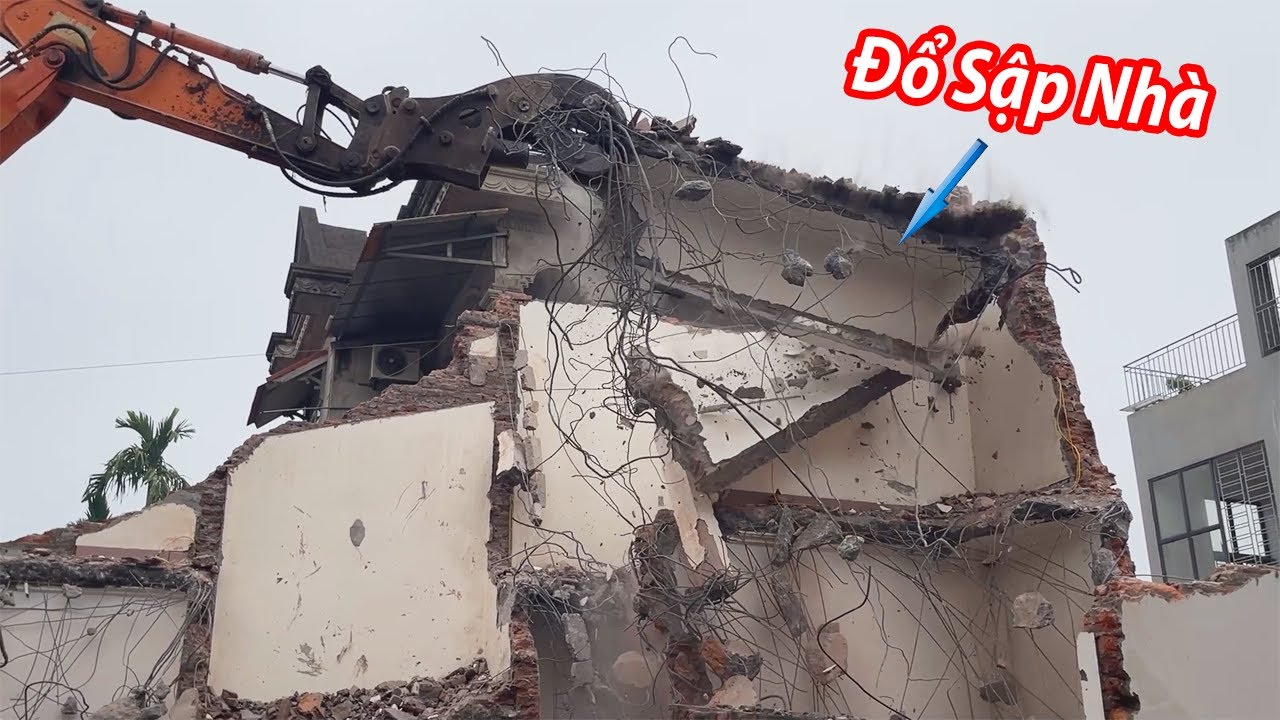 Kinh Hoàng Máy Xúc Lối Đổ Sập Nhà - Cả Làng Chìn Trong Khói Bụi