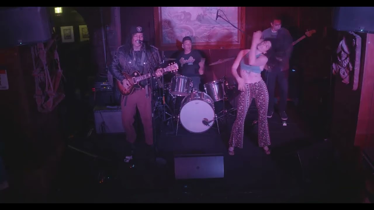 Icara band at The Redwood - No Estoy Aqui