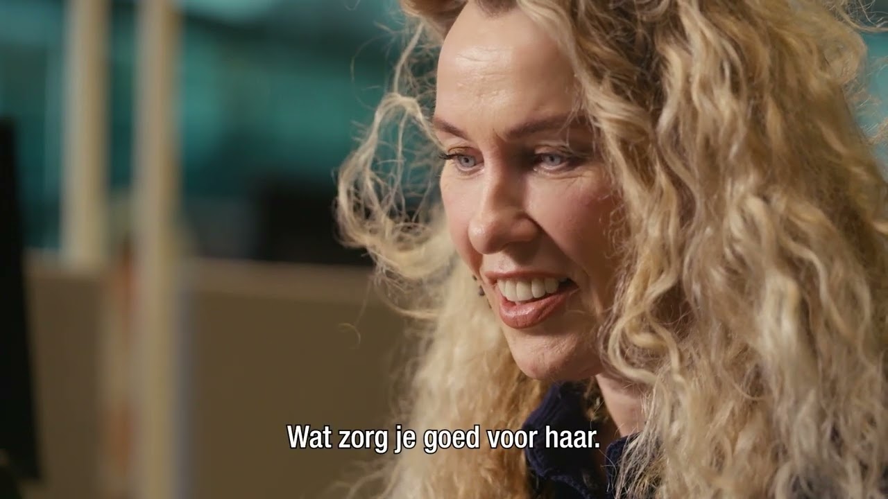 ZIEN dat zij er voor iemand ZIJN: Claudia zorgt voor haar moeder.