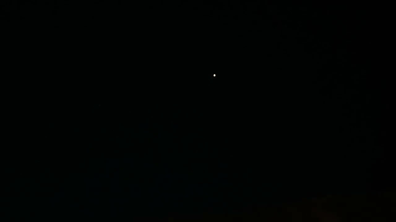 UFO/OVNI: Video N°1 - Esfera luminosa flotando en el cielo y cambiando de color.