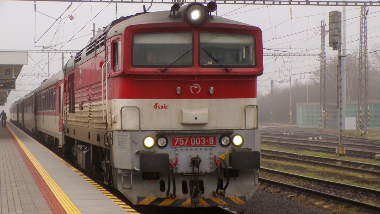 EN 443 SLOVAKIA na čele s rušnom 757 003-9  odchádza zo stanice Trebišov.