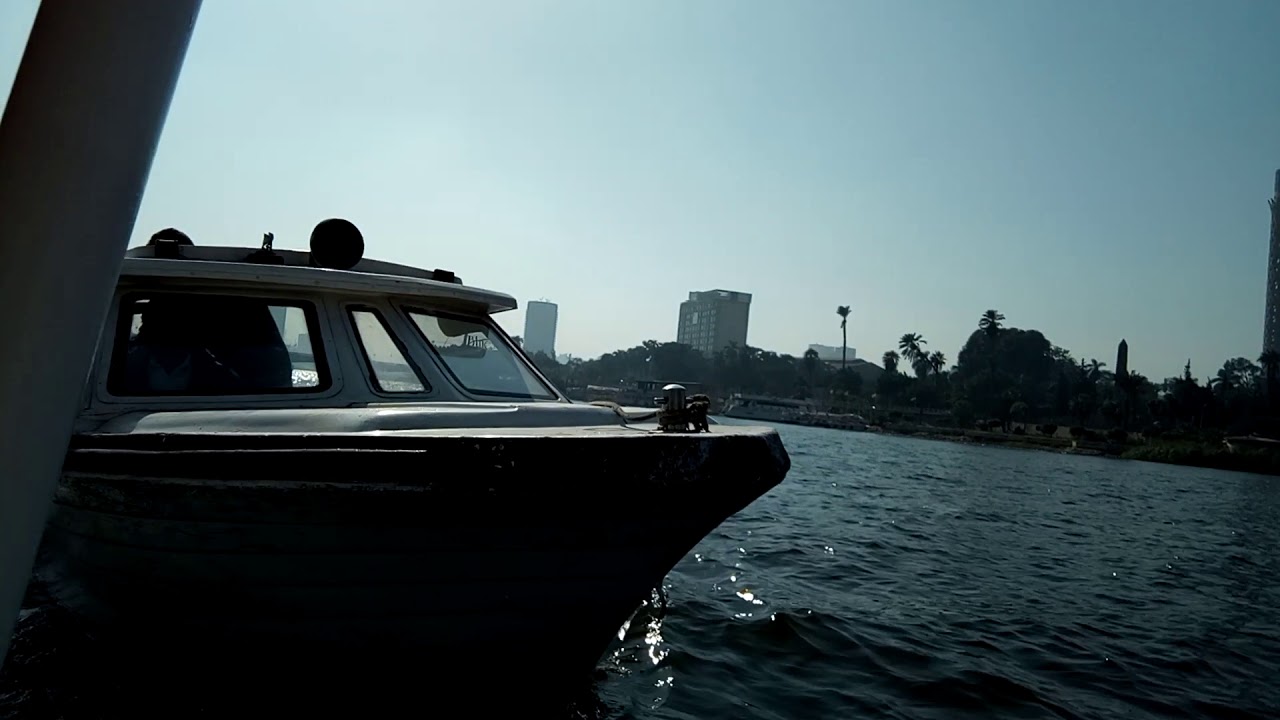 politia de coasta egipteana acosteaza o barca pe nil pt documente