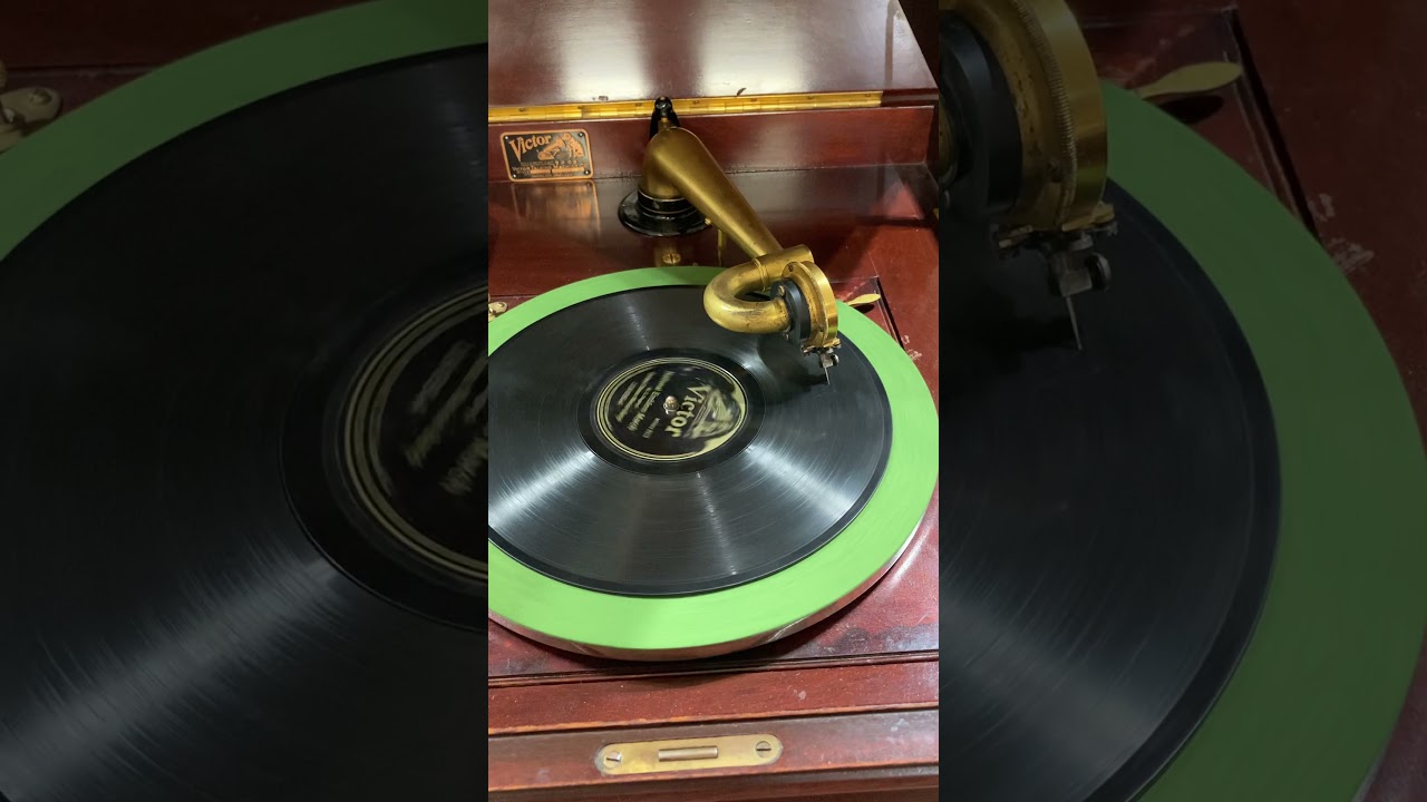 Mike's Victrola VV-XVI Wind-up Phonograph (1913)