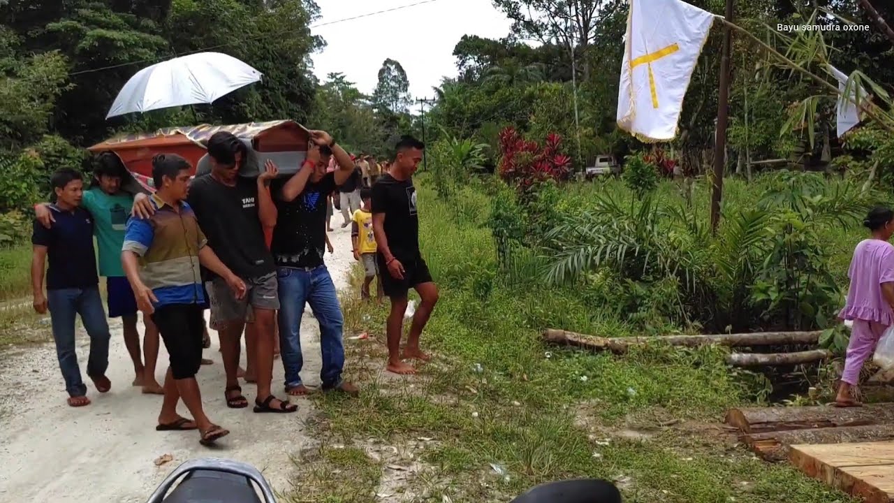 Mayat tidak di kubur, suku dayak, di pedalaman kalimantan, belit, peti di taruh,