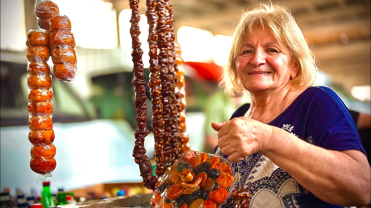 ՔԱՂՑՐԱԼԵԶՈւ տիկին Ալլան, ՀԱՐՈւՍՏ սեղանն ու ԱՆՈւՇ քաղցրեղենը