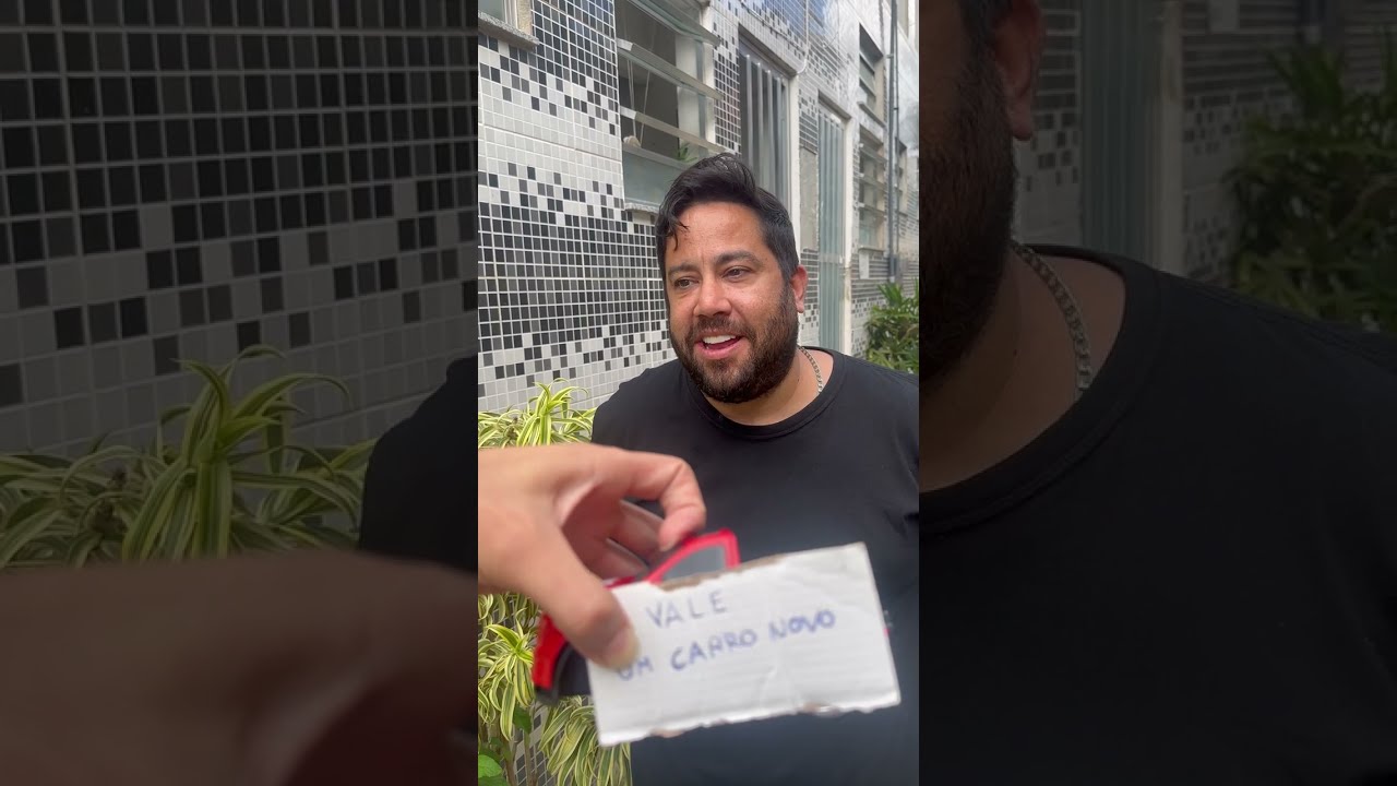 Milionário da carro novo para pedreiro por seu