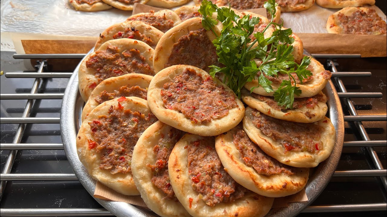 MİNİK ETLİ EKMEK TARİFİ YEDİKÇE YEDİREN NEFİS BİR TARİF