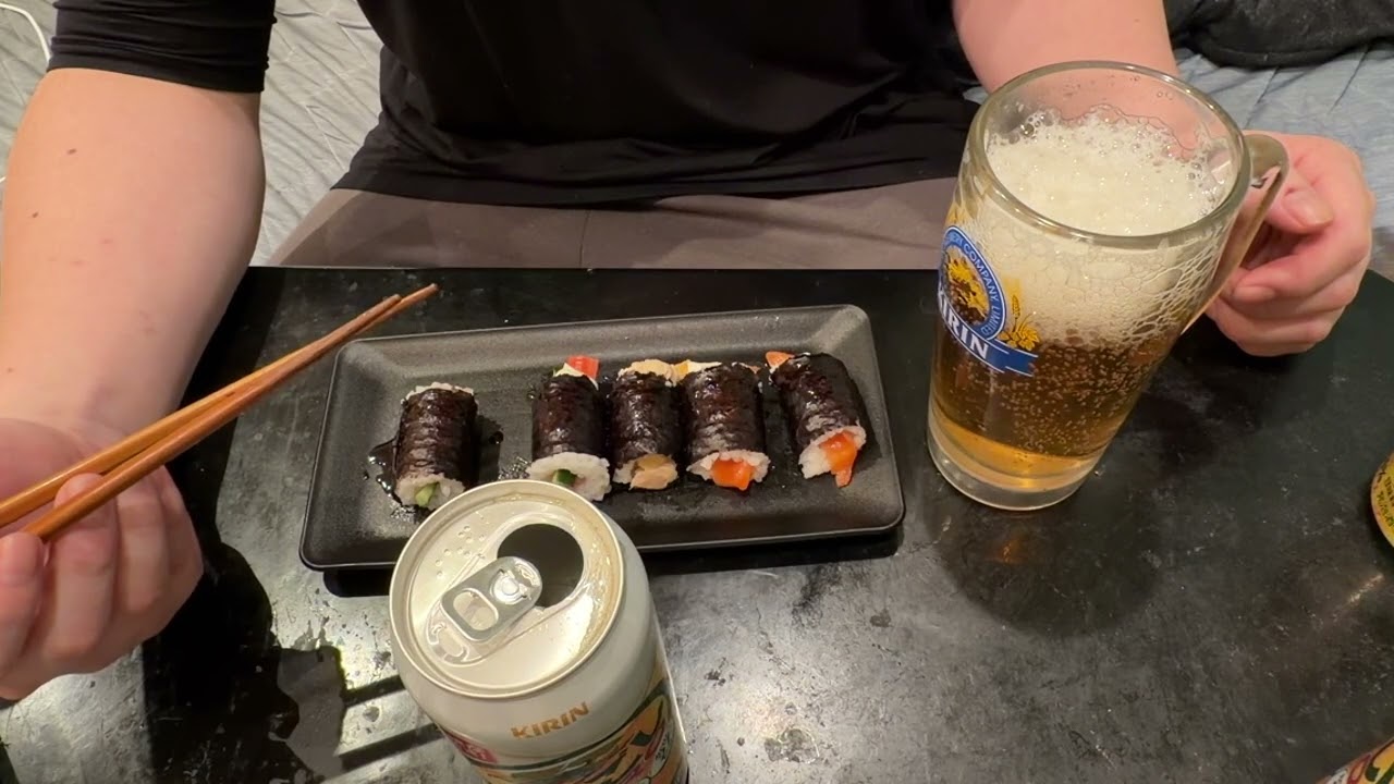 夜食 スーパーの半額巻き寿司