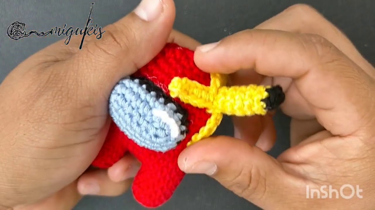 Tejiendo gorros para de  among us amigukis (huevo, plátano, destapacaño, papel higiénico y plantita)