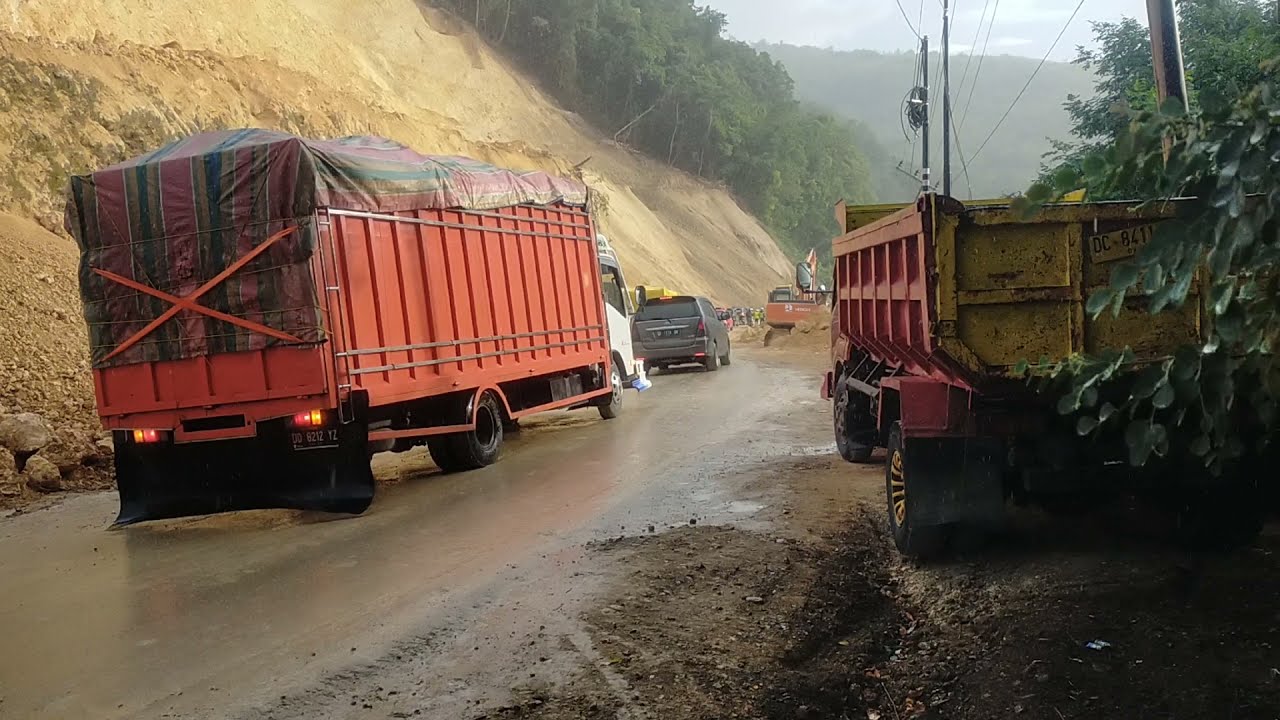 Antrian Kendaraan saat perbaikan sirkuit mandarnita namun semua kendaraan selamat dari jalan licin
