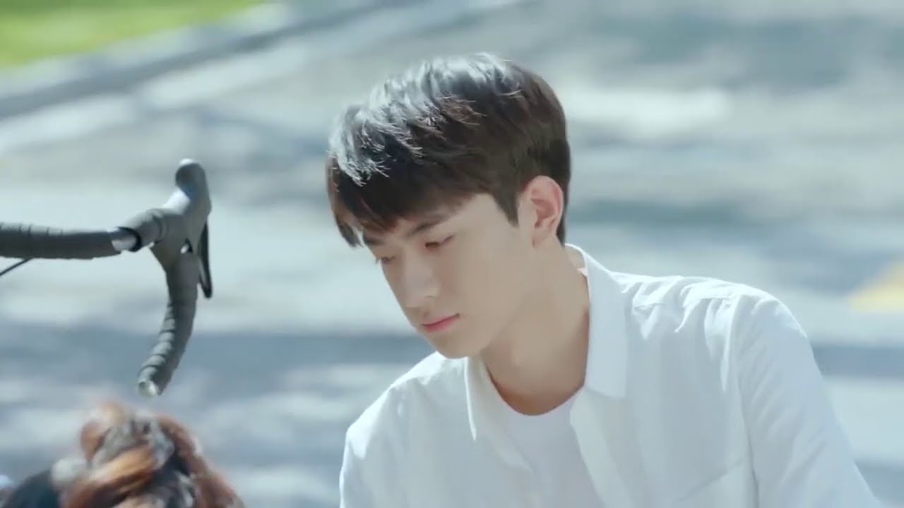 He tears her dress and steals her pads on their first met?! | Put Your Head on My Shoulder