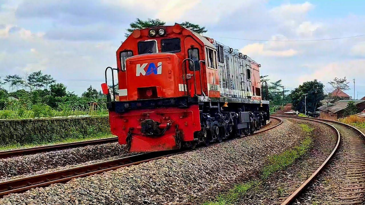 KOMPILASI KERETA API PANJANG‼️ KERETA API MELINTAS DI TIKUNGAN RAILWAYS 1/2