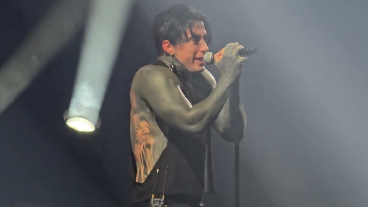 Falling In Reverse - God is a Weapon (Live)
