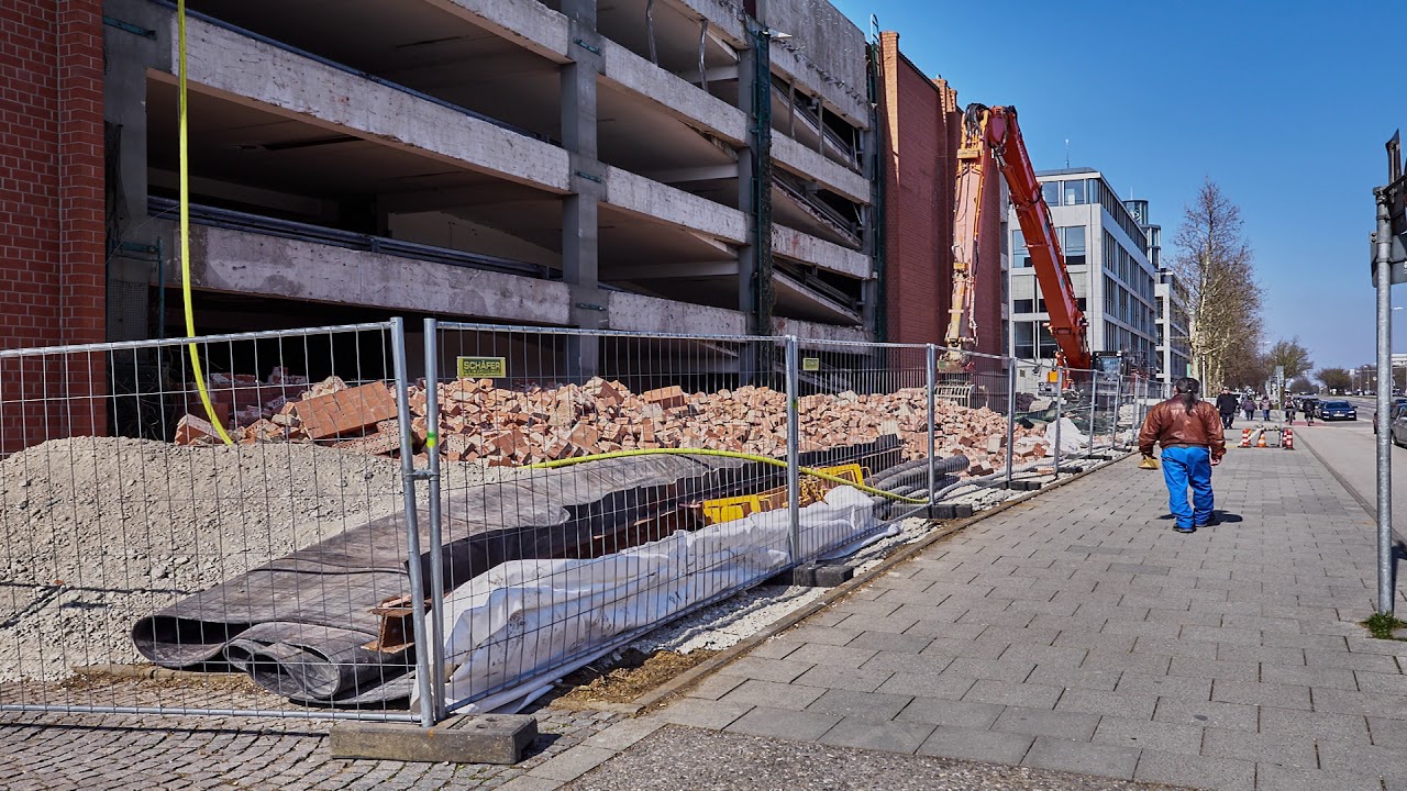 Abriss des Neuperlacher PEP-Parkhauses Anfang 2016 Teil 1