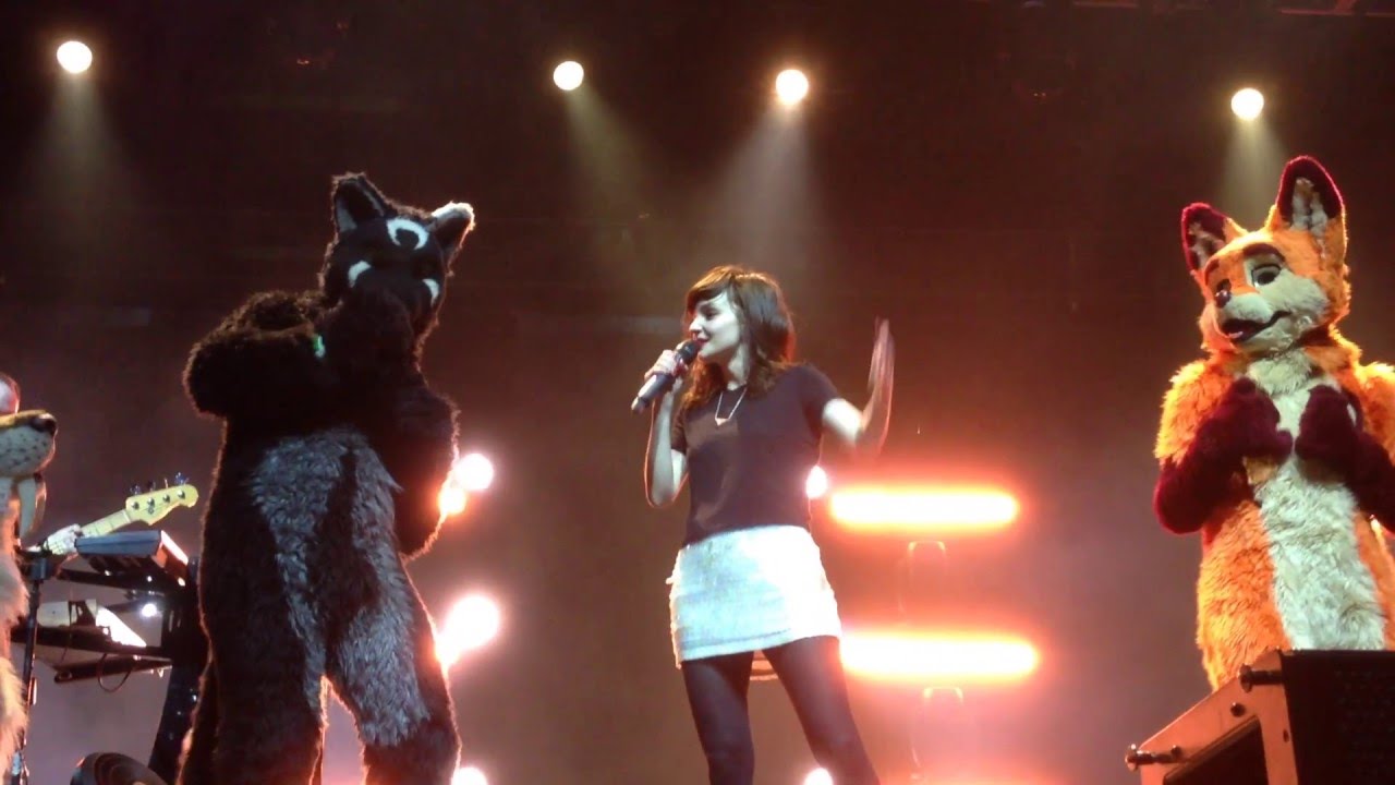 When Lauren of Chvrches finds furry creatures in the audience. Part 2