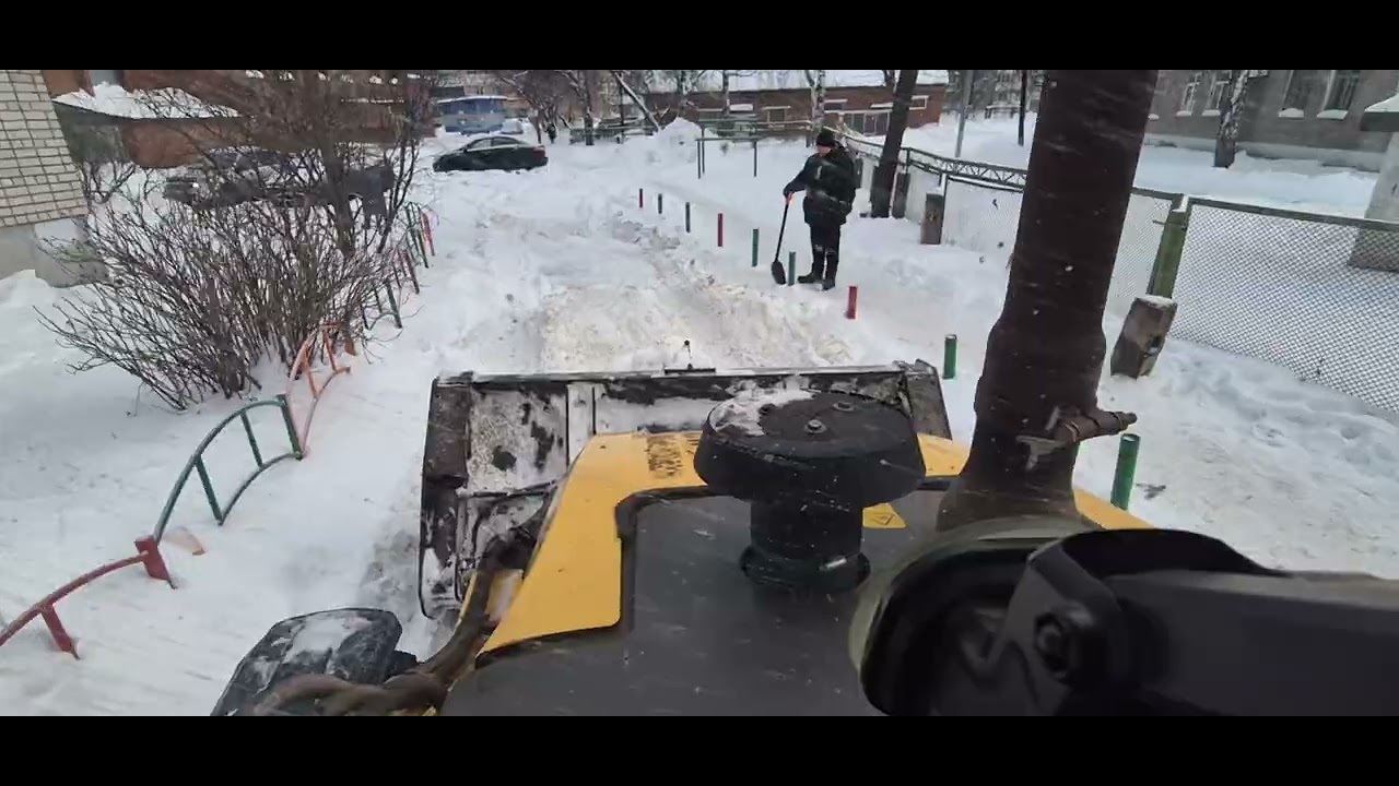 Расчистка от снега маленького, но запущенного двора.