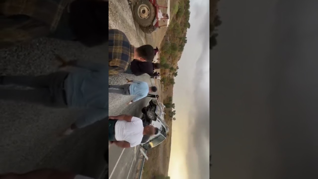 Batman Sason Yolunda demir nakliyatı yapan bir kamyonet yol ortasında  devrildi