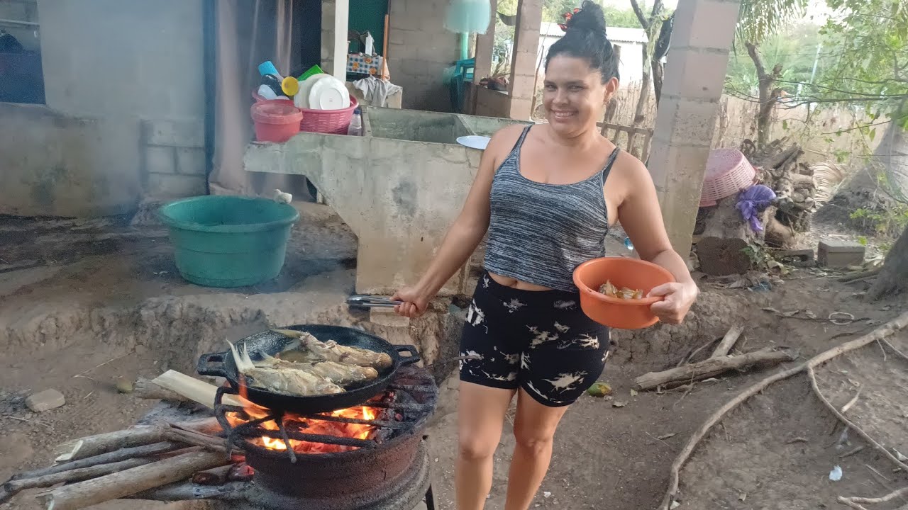 POR AQUÍ EN LA COSINA PREPARANDO UNOS RICOS PESCADOS 😋😋🍛🍛😋😋
