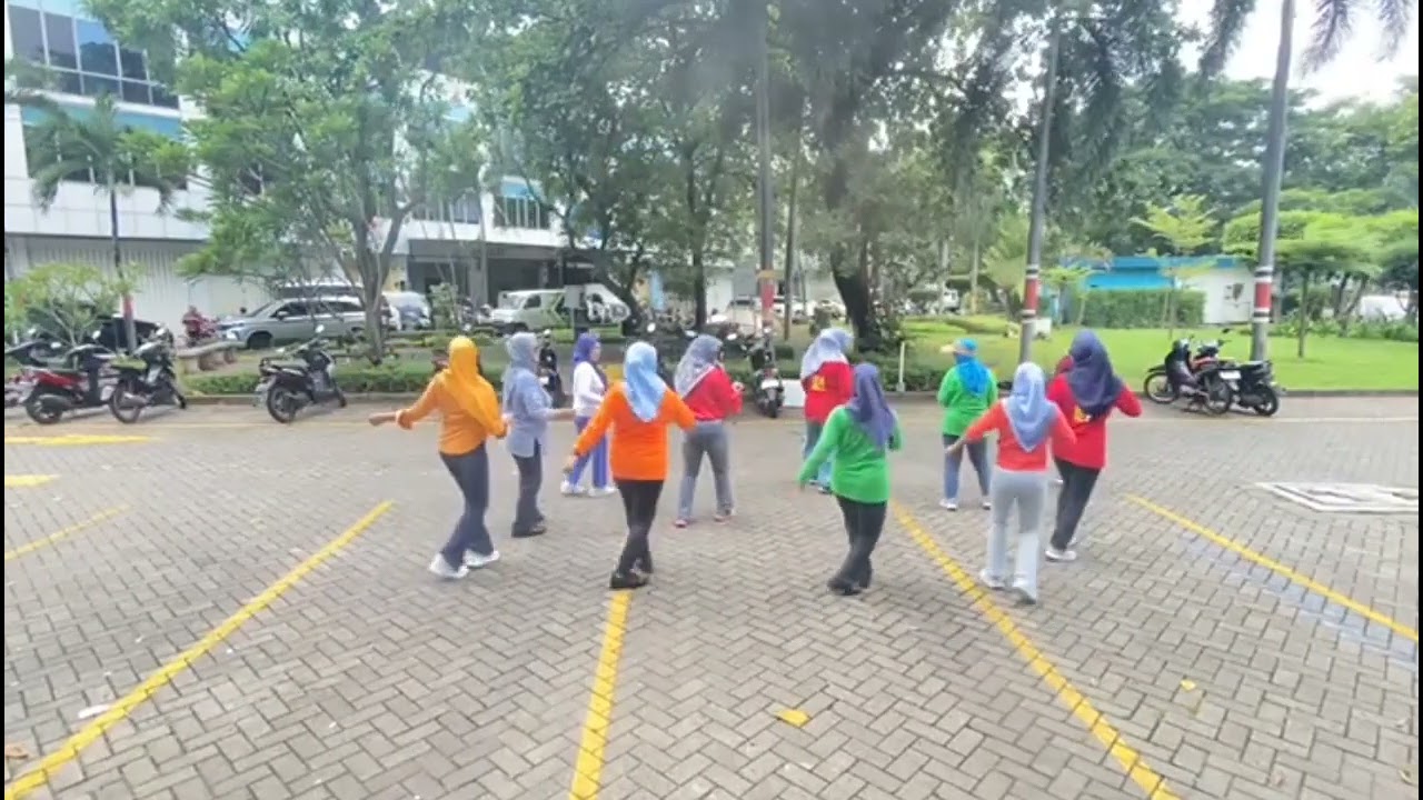 Latino Mama Line Dance #choreo by Wenarika / Demo by SiskaLD 💃
