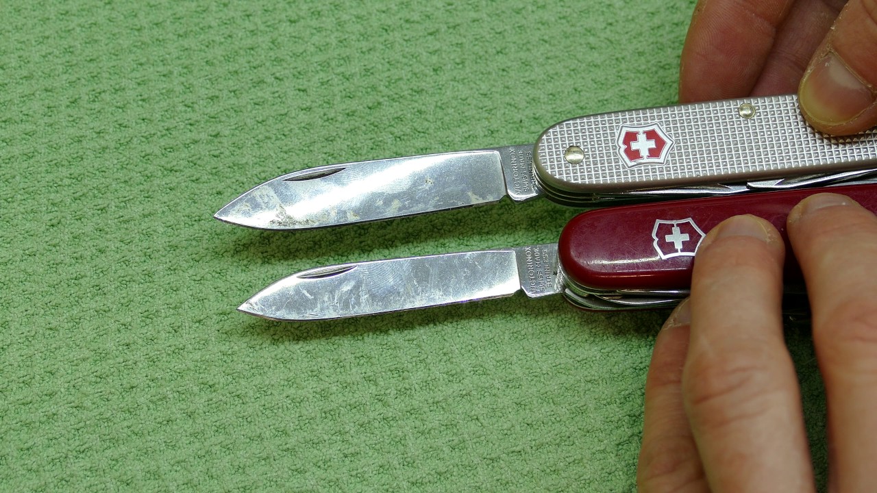 Victorinox SAK Huntsman vs Farmer - Ultra HD