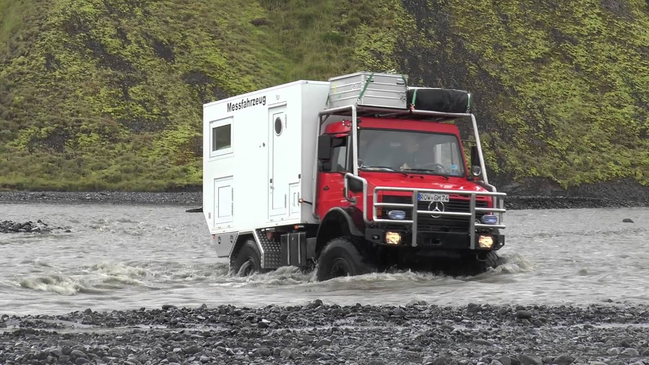 Mercedes Unimog quert den Markarfljöt / Island