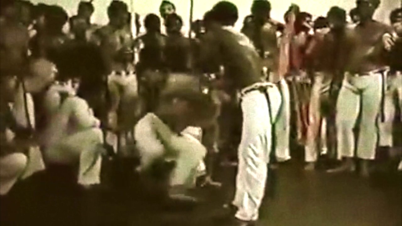 Roda de Capoeira. Mestre Camisa jogando.