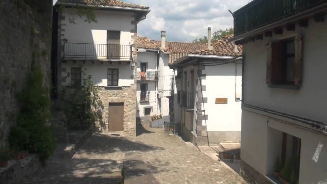 (HD) CALLES Y CASAS TIPICAS DE BURGUI (NAVARRA) ABRIL DEL 2011