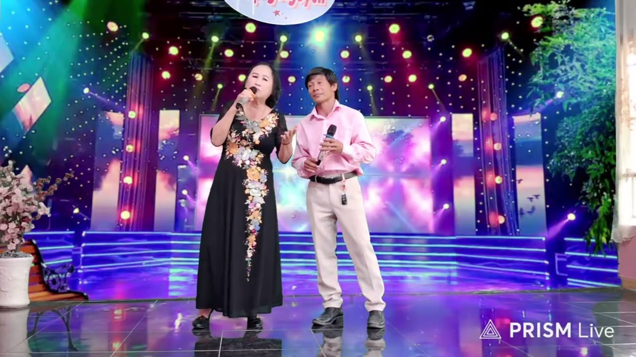Ánh Sáng Phù Du Tiếng Hát Văn Năm Và Quyên Hương