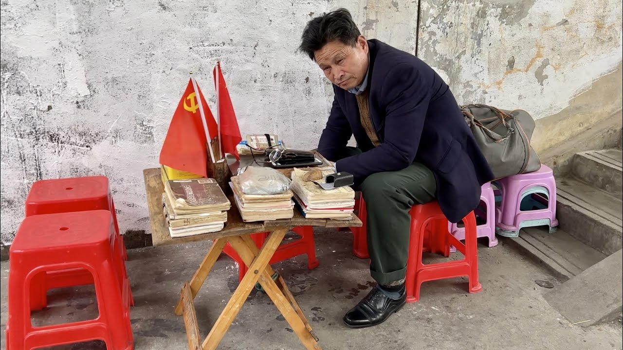 理髮店居然不洗頭，算命的插插着國旗、黨旗。步行街很冷清，很多店鋪在轉讓