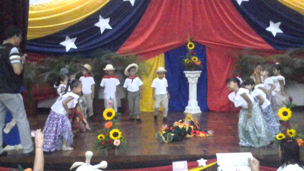 Niños De Preescolar Con El Pájaro Guarandol.mp4