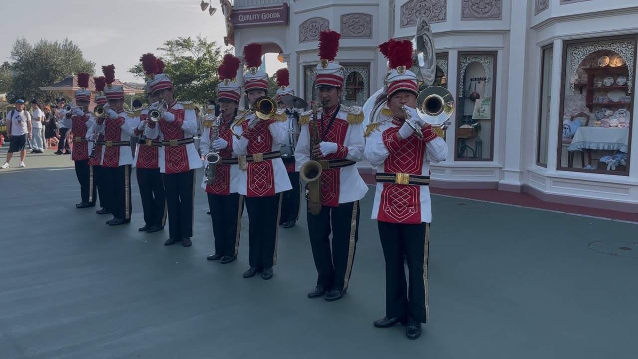 【東京ディズニーランドバンド】入場と退場シーンは後ろからついて行きました。これであなたもバンドのメンバーに？