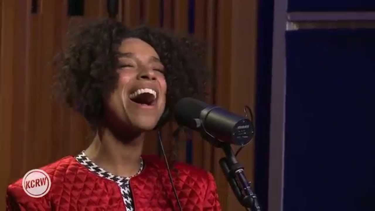 Lianne La Havas performing 