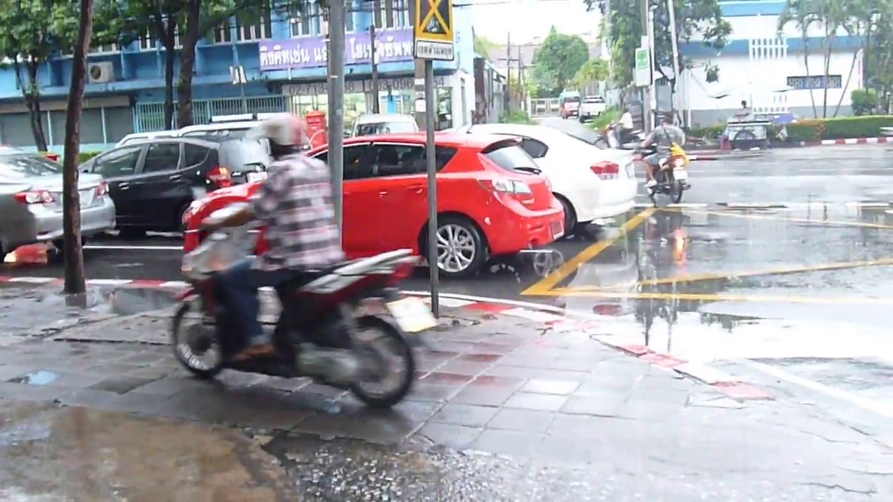 Crazy! Riding Motorbikes on the Footpath in Bangkok 2