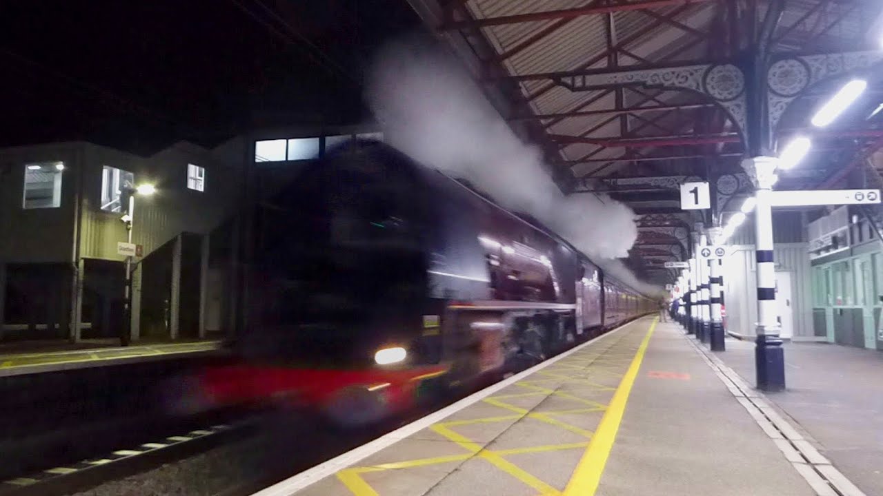 The Duchess Whistles and Gallops through Grantham at Full Regulator - 16/12/21