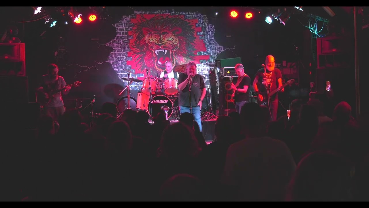 DIRTIE BERTIE AT LEO'S RED LION GRAVESEND   2