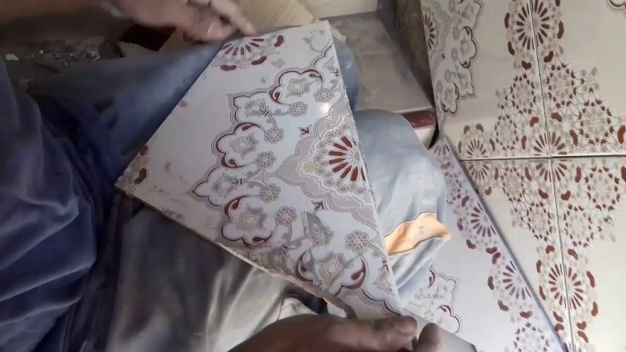 طريقة مبتكرة لقطع الفاصل سراميك  الموجود بين حائط الدرج المائل والدرج. لمن يهتم .
