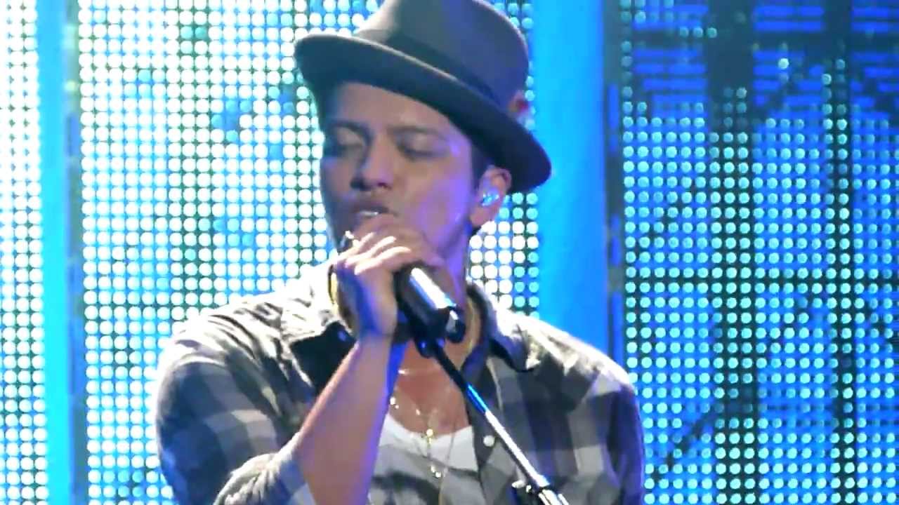 Bruno Mars - Talking To The Moon - live Manchester 2 november 2011 - HD