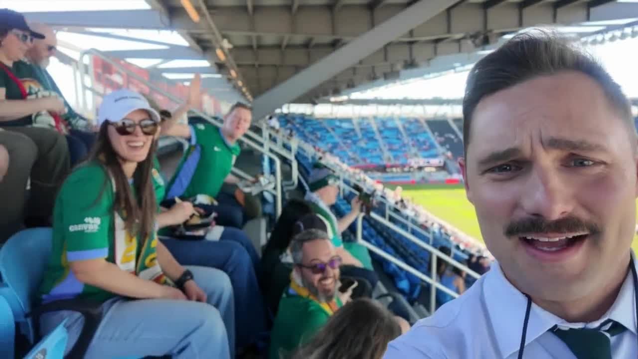 Фанаты Denver Summit выбежали на трибуны в Сан-Хосе на первый в истории матч NWSL.