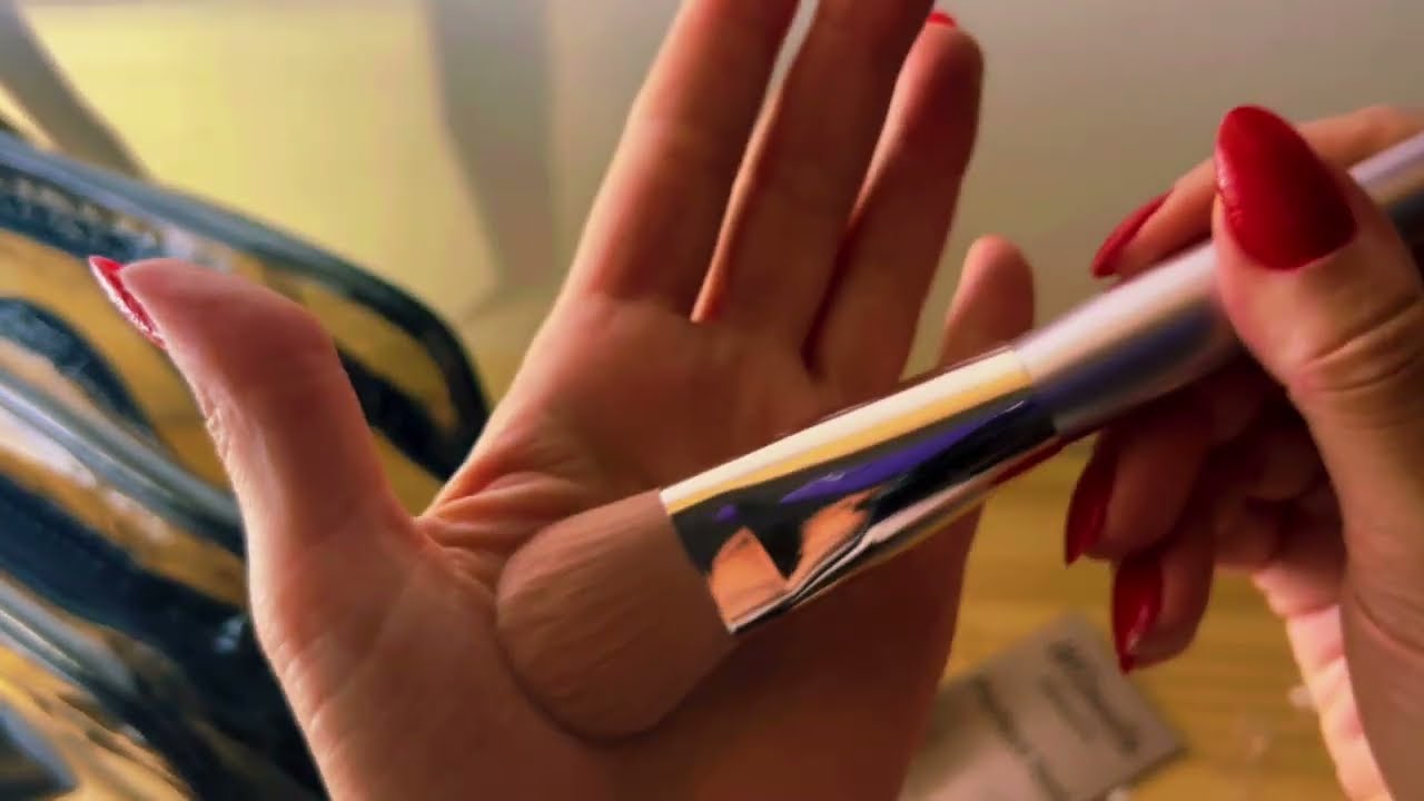 ASMR: comprinhas de beleza (tapping e sons de boca)