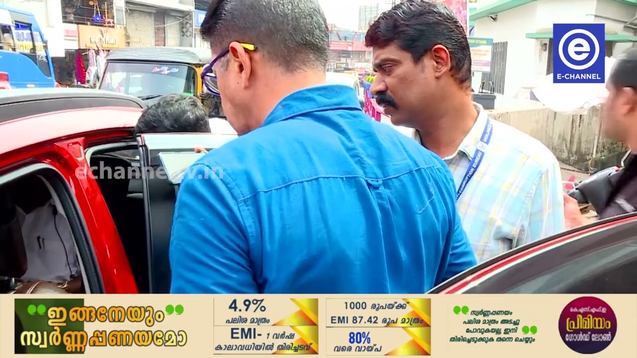 ഒപ്പിന് കുപ്പിയും കാശും, വളാഞ്ചേരിയിൽ വില്ലേജ് ഉദ്യോഗസ്ഥൻ ഓഫീസിനകത്ത് മദ്യവുമായി പിടിയിൽ