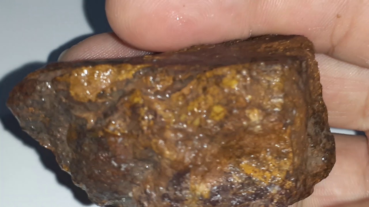 Pedras com ouro cravado