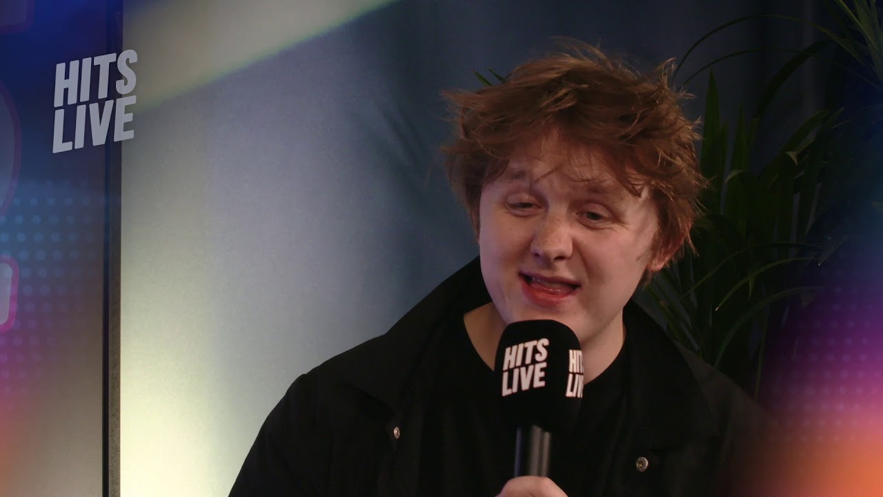 Lewis Capaldi responds to mean tweets! | Hits Radio