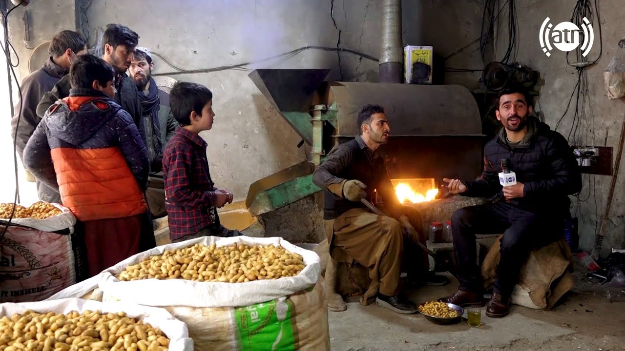 Peanuts toasting factory in Babai Khodi Street, Kabul / کارخانه ممپلی پزی در کوچه بابای خودی، کابل
