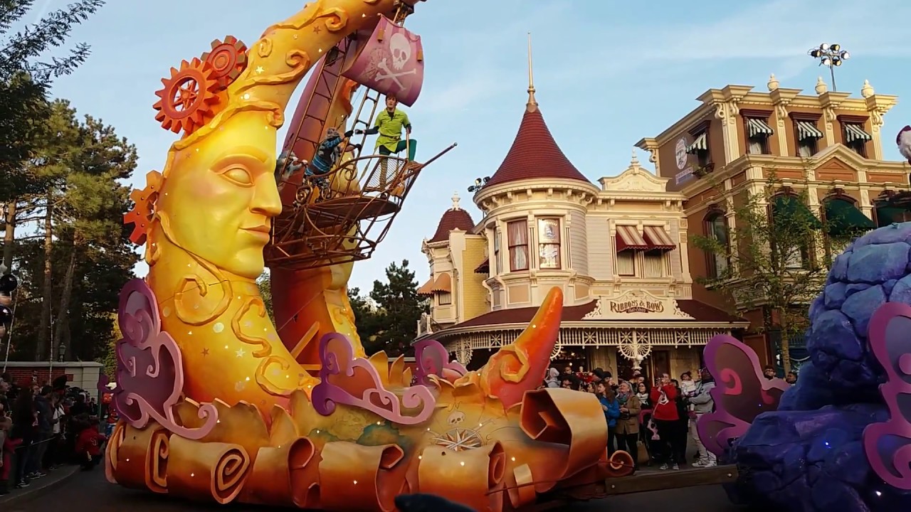 Disney's Stars on Parade starts on Main Street - Disneyland Paris