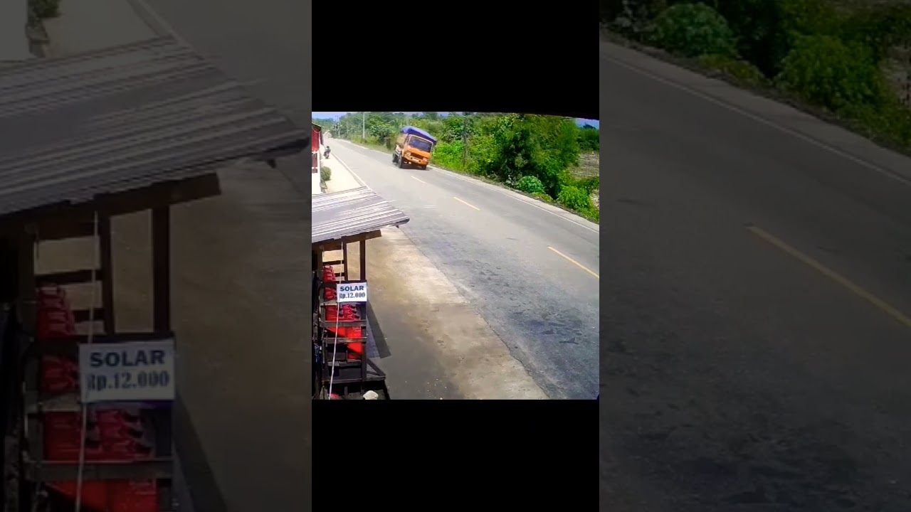 Truk Fuso oleng terbalik