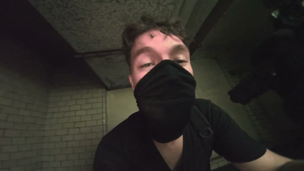 Abstieg in die Tiefe: Mysteriöse Tunnel unter einem Industrie-Monster [Lost Place Urbex]